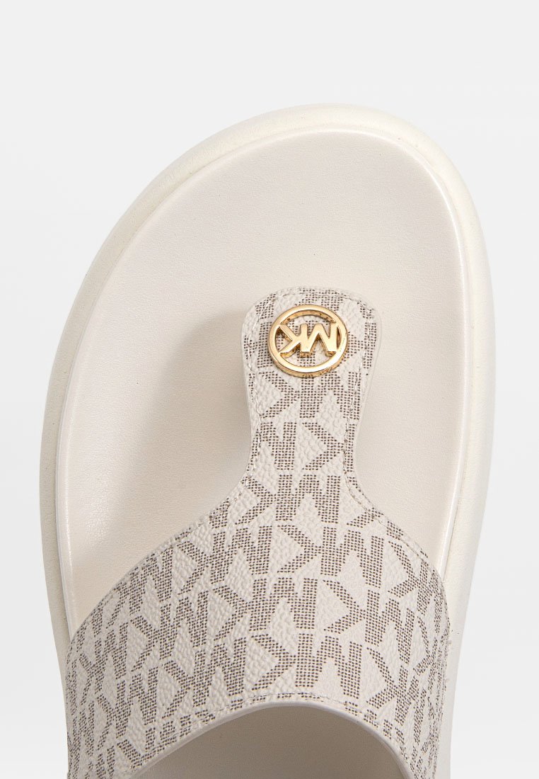 Chanclas de color beige claro con un patrón texturizado, que cuentan con un acento de logo dorado en la tira. Suela suave y diseño de suela lisa.