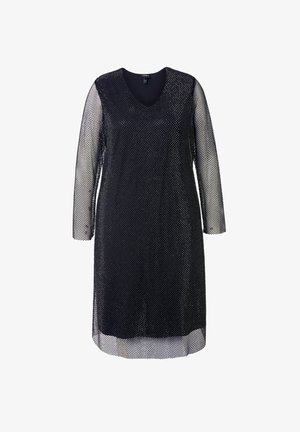 Vestido negro de malla con mangas tres cuartos, escote en V y un corte holgado. La tela presenta un patrón de diamantes en toda su superficie.