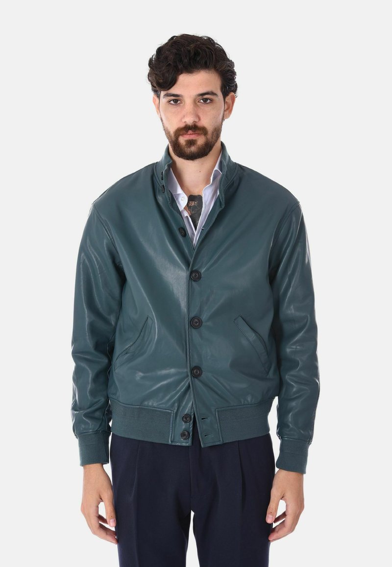 Giacca bomber in pelle verde acqua con colletto alto, bottoni frontali e tasche laterali. Presenta polsini e orlo a costine. Texture liscia e lucida.