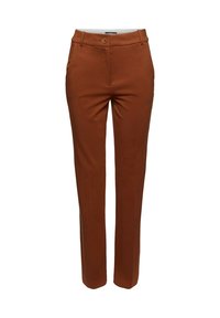 Hnědé kalhoty na míru s hladkou texturou, slim fit, a jediným předním zapínáním na knoflík, vybavené poutky na opasek a bočními kapsami.