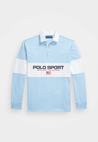 Gaisnā zila garām piedurknēm polo krekls ar baltām akcentiem. Aprīkots ar apkakli, trīs pogu piegriezumu un "POLO SPORT" logotipu uz krūtīm.