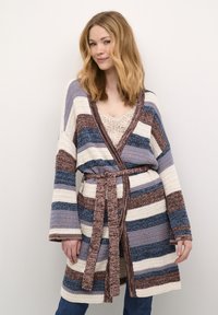 Pletený cardigan s multicolor pruhmi - modrými, krémovými a hnedými. Má široké rukávy a zodpovedajúci opasok. Mäkkučká, textúrovaná tkanina.