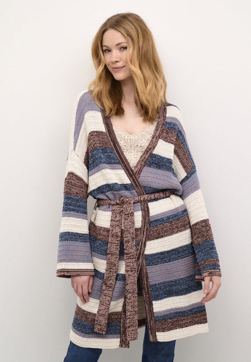 Pletený cardigan s multicolor pruhmi - modrými, krémovými a hnedými. Má široké rukávy a zodpovedajúci opasok. Mäkkučká, textúrovaná tkanina.