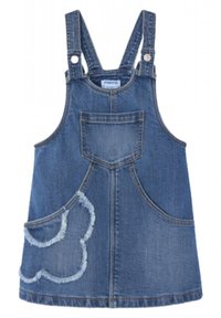 Denimmekko, jossa on säädettävät olkaimet, etutasku ja repaleinen perhosmuotoinen yksityiskohta, keskisinisessä värissä.