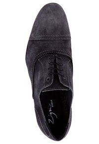 Scarpe oxford in suede grigio con punte arrotondate, cinque occhielli e cuciture a contrasto. Texture liscia con una leggera lucentezza e logo interno.
