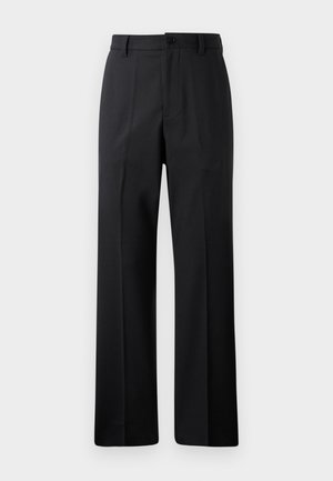 Pantaloni neri a gamba dritta con passanti per cintura, chiusura frontale con bottone e zip, esposti su uno sfondo bianco semplice.
