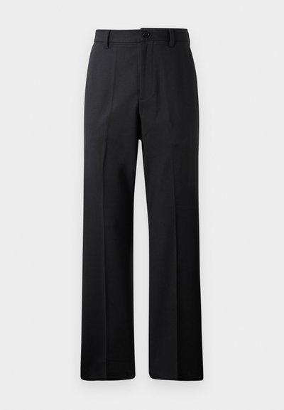 Schwarze gerade geschnittene Hose mit Gürtelschlaufen, Knopfverschluss vorne und Reißverschluss, vor einem schlichten weißen Hintergrund präsentiert.