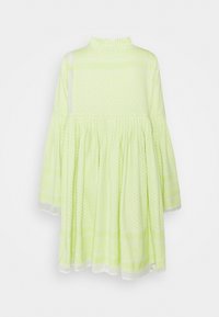 Světle zelené šaty s vysokým výstřihem, nařasenou sukní a zvonovými rukávy. Obsahují texturovaný vzor s vodorovnými pruhy a bílým lemem.