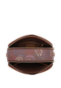 Borsa in pelle marrone con una tracolla a zip decorata da francobolli di viaggio in blu e rosso. L'interno presenta una foderatura liscia e scura.