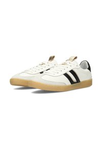 Sneakers bianchi con strisce nere e suola in gomma. Presentano una tomaia in pelle liscia, un design con punta rotonda e lacci di colore crema.