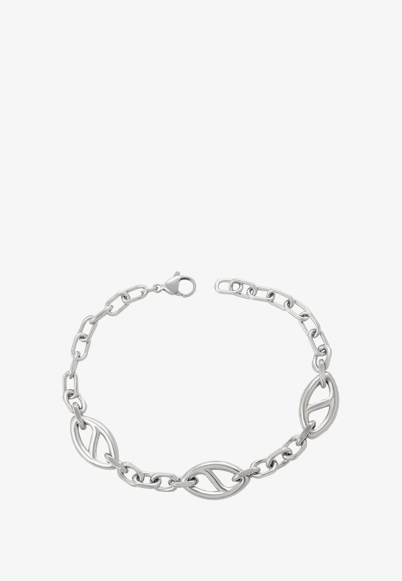 Stříbrný náramek z řetízku se střídajícími se prodlouženými oválnými články a menšími kulatými články, zajištěný karabinkou.