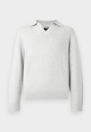 Pull en tricot gris clair avec un col en V et un design avec col. Poignets et ourlet côtelés, doté d'une texture douce et d'une coupe décontractée.