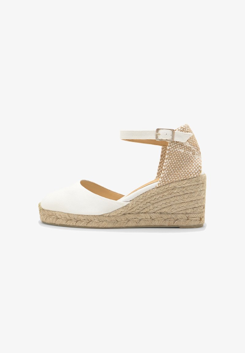 Espadrille blanche à plateforme en jute tissé, bride à la cheville avec boucle, et contrefort de talon texturé beige.