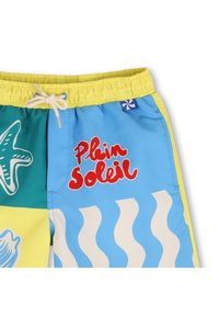 Shorts de bain colorés avec un mélange de motifs bleus, jaunes et verts, arborant un design de coquillage et d'étoile de mer, avec une taille élastique et un cordon de serrage.