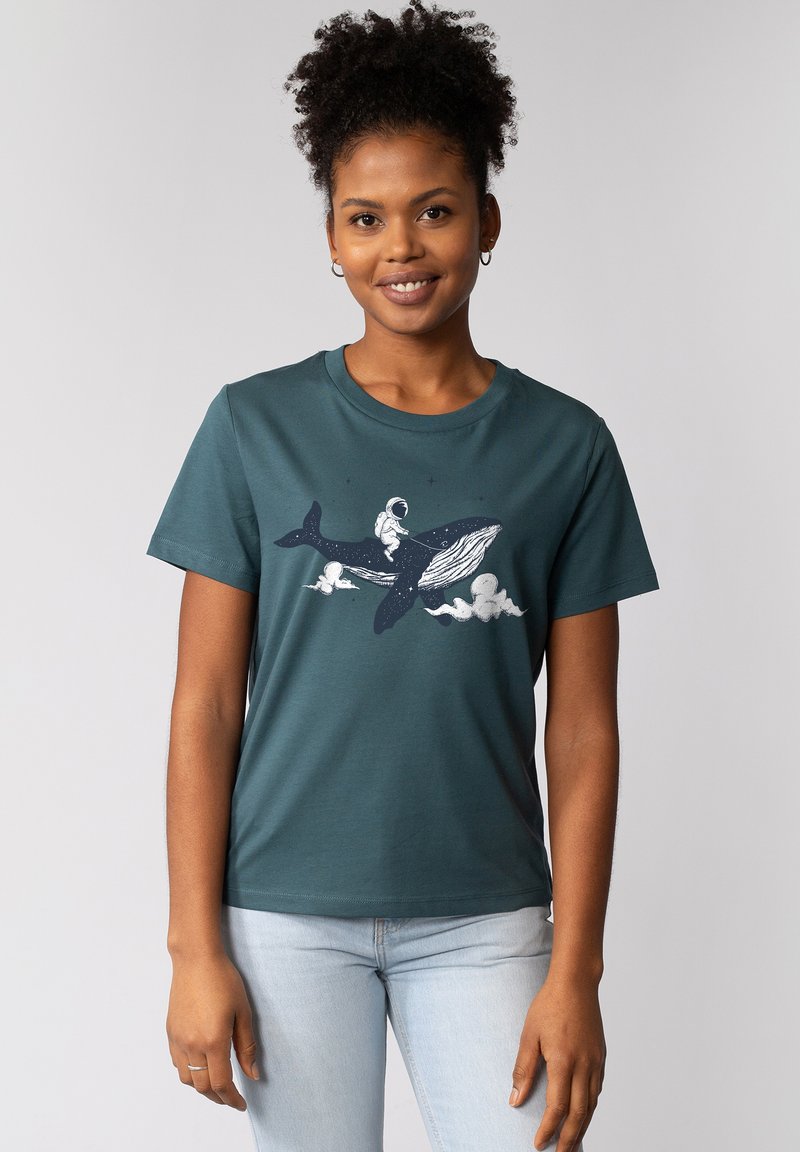 Türkises Baumwoll-T-Shirt mit einem Grafikdesign eines Astronauten, der auf einem Wal reitet, sowie Wolken und Sternen. Lockerer Schnitt und runder Ausschnitt.