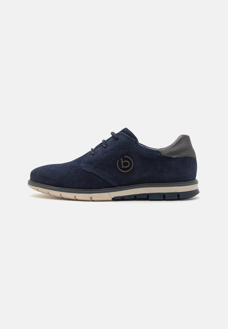 Marineblå skinnsko i nubuck med mesh-detaljer, grå lærakenter, rund tå og kontrasterende såle med strukturert mønster. Har logo på siden.