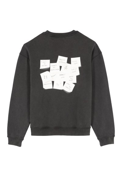 Zwart sweatshirt met een verzameling witte plakkende notities met handgeschreven zinnen op de achterkant. Zacht materiaal met ribgebreide manchetten en zoom.