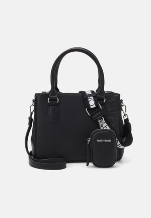 Bolso negro de Valentino con dos asas, correa de hombro desmontable con una marca llamativa y un pequeño estuche con cremallera adjunto.