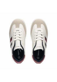 Sneaker bianche e beige con una tomaia in pelle liscia, caratterizzate da strisce bordeaux e blu navy, punta tonda e chiusura con lacci.