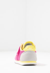 New Balance IV220PKY - Tenisky - pink