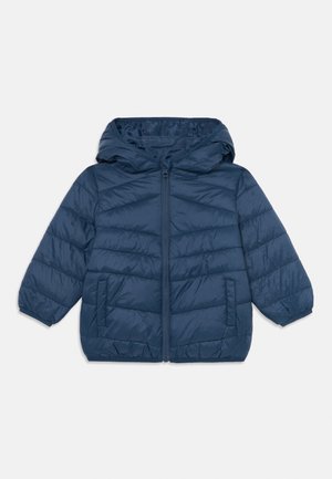 Casaco infantil acolchoado azul marinho com capuz, fecho frontal e dois bolsos laterais, apresentado sobre um fundo branco liso.