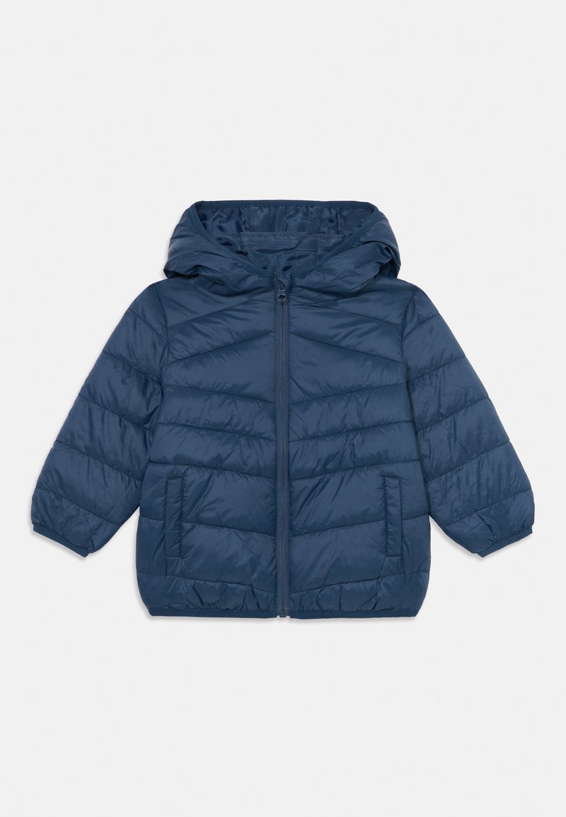 Tamnoplava jakna za djecu sa kapuljačom, od quilted materijala, s prednim zatvaračem i dva bočna džepa, prikazana na jednostavnoj bijeloj pozadini.