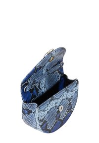 Blå slangeskinds clutch taske med rund form, tekstureret overflade og sølvfarvet tryklås. Indvendigt har den en rum og en kontrasterende sort foring.