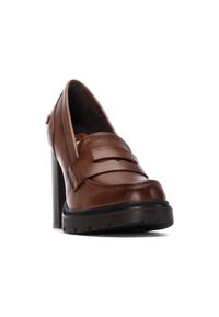 Scarpa con tacco alto in pelle marrone, con punta tonda, dettagli a strappo e suola testurizzata; presenta un tacco a blocco e una finitura liscia.