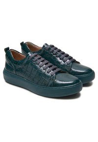 Turkusowe skórzane sneakersy z wzorem krokodyla, z ciemnoniebieskimi sznurówkami i okrągłym noskiem. Amortyzowana podeszwa i pętla z tyłu ułatwiająca zakładanie.