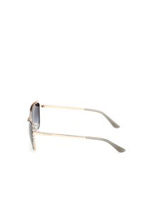 Occhiali da sole in metallo dorato con lenti scure, dotati di un design di montatura audace e aste leggere con una superficie liscia.
