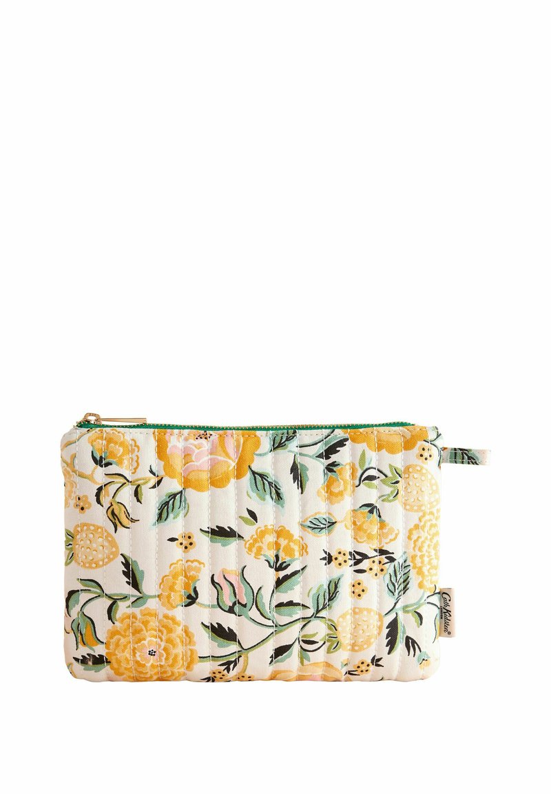 Die gesteppte Blumen-Tasche zeigt gelbe und rosa Blumen auf einem cremefarbenen Hintergrund, akzentuiert durch einen grünen Reißverschluss und eine subtile Textur. Kompakte rechteckige Form.