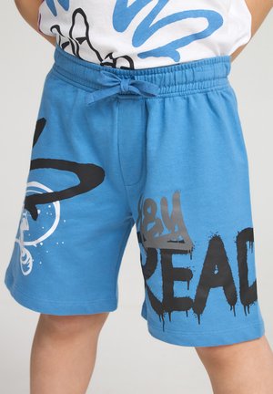 Pantaloni corti in cotone blu con vita elasticizzata. Presentano stampe in stile graffiti nere e grigie, incluso "READY" e design astratti.