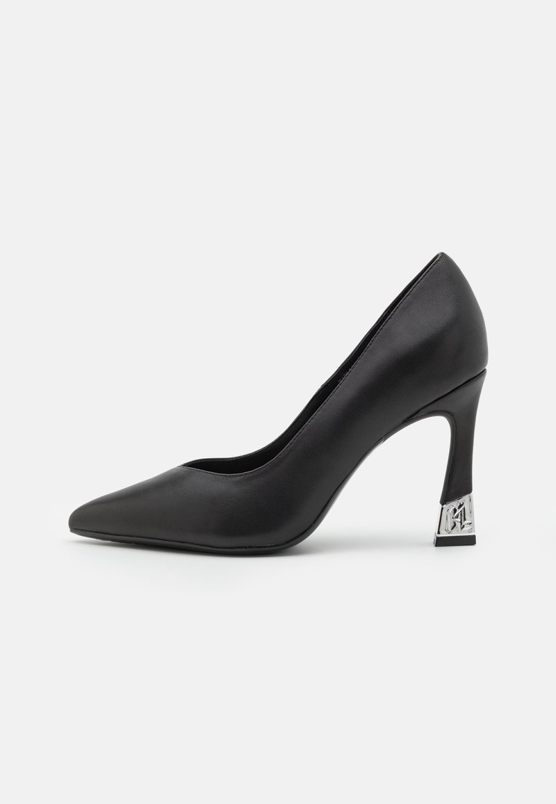 Czarna skórzana szpilka z ostrym noskiem i dekoracyjnym srebrnym akcentem na obcasie. Gładka tekstura i elegancki design.