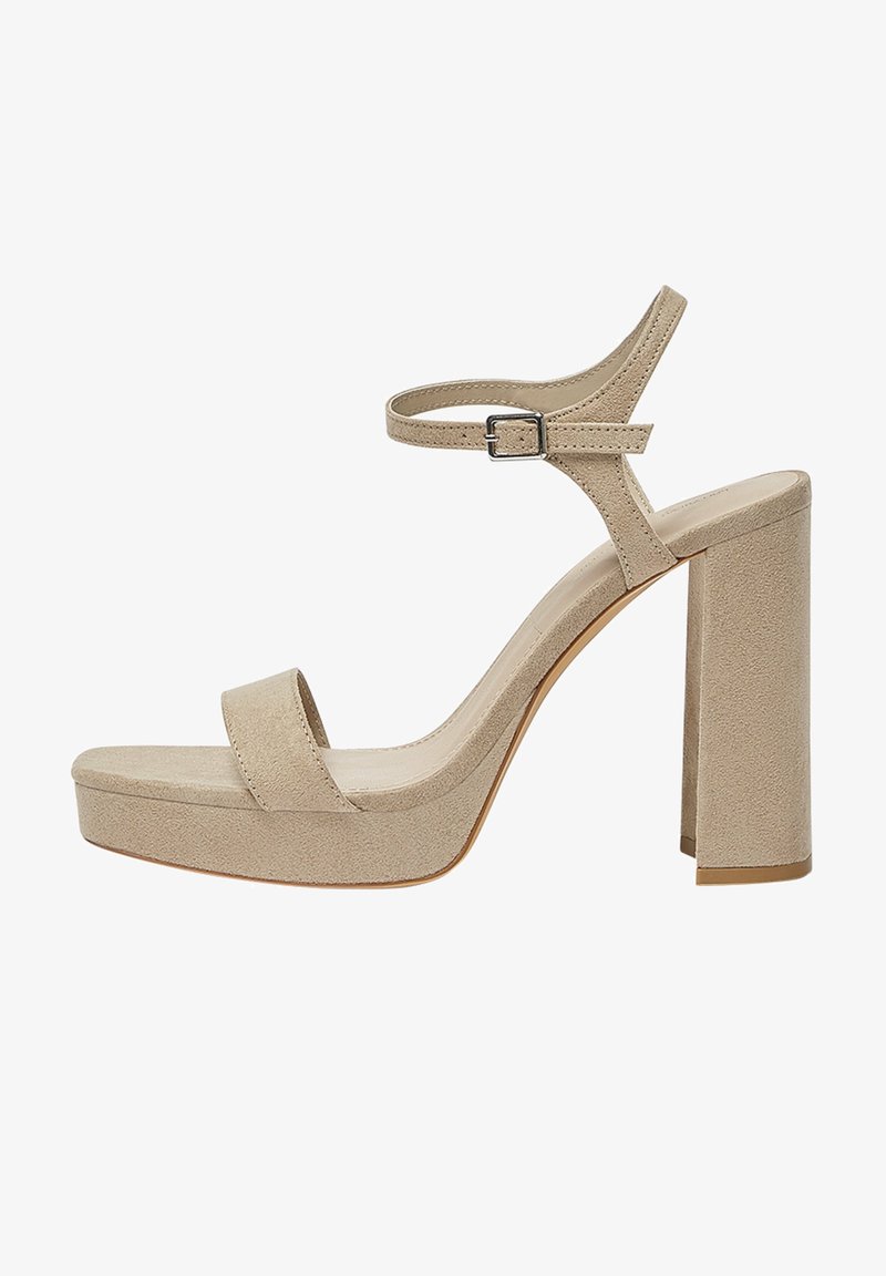 Sandale plateforme en daim beige avec talon bloc épais, bride à la cheville avec boucle argentée et design à bout ouvert.