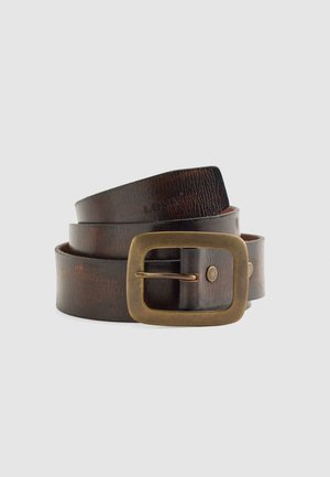 Bruine leren riem met een rechthoekige messing gesp en twee zichtbare klinknagels, voorzien van een gestructureerd oppervlak en subtiele branding.
