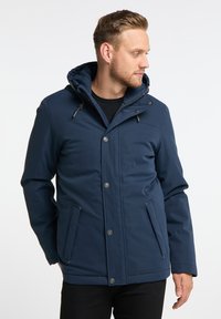 Jūrinis vandeniui atsparus švarkas su užtrauktuku ir mygtukais, gobtuvu su virvutėmis, šoninėmis kišenėmis ir lygia audinio tekstūra.