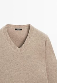 Pull beige en maille avec col en V côtelé et manches longues, étiquette Massimo Dutti, fabriqué en Chine.
