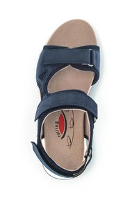 Sandalo blu navy con cinturini regolabili, soletta morbida e design traforato. Caratterizzato da un logo e una chiusura robusta con velcro.