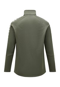 Oliwkowy sweter z długim rękawem, z wysokim kołnierzem, gładkim materiałem, rękawami raglanowymi i detalem tekstowym wzdłuż lewego rękawa. Gładka tekstura.