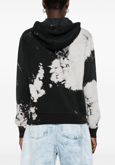 Felpa nera e bianca con motivo tie-dye, dotata di tasca a marsupio, polsini e orlo a coste. Presenta un cappuccio regolabile e un morbido tessuto di cotone.