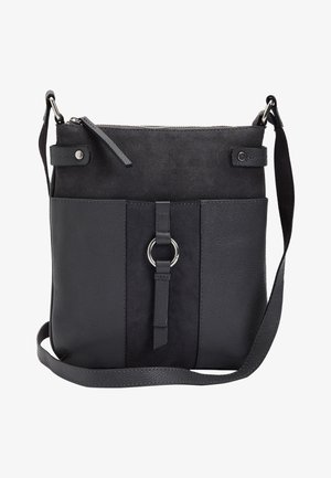 Bolso bandolera negro con paneles frontales de ante y cuero, detalle de anilla plateada, cierre de cremallera y correa de hombro ajustable.