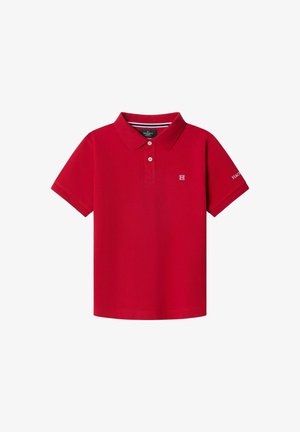 Rotes Poloshirt mit kurzen Ärmeln, zwei Knöpfen, einem kleinen weißen "H"-Logo auf der Brust und dem Schriftzug "Hackett" am linken Ärmel.