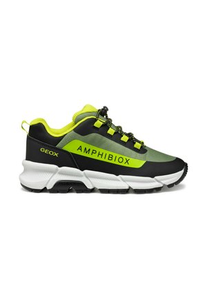 Baskets de sport noires et vertes avec une tige texturée, une marque "AMPHIBIOX" bien visible et une semelle intermédiaire blanche. Elles possèdent des lacets ronds et un talon rembourré.