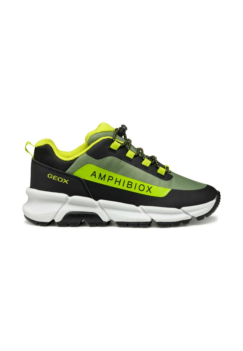 Scarpe sportive nere e verdi con tomaia testurizzata, marchio "AMPHIBIOX" ben visibile e suola intermedia bianca. Presentano lacci tondi e un tallone imbottito.
