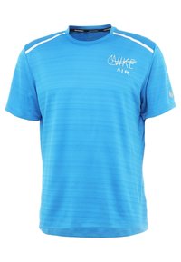Blauw sport T-shirt met een gestructureerd patroon, ronde hals, korte mouwen en witte Nike Air-logo op de borst en mouw.