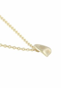 Goldene Halskette mit einem glatten, tropfenförmigen Anhänger an einer zarten Kette mit ovalen Gliedern. Der Anhänger hat eine polierte, glänzende Oberfläche.