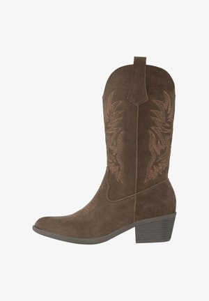 Bota de vaquero de ante marrón con patrones de hojas bordados en cobre. Punta ligeramente afilada y tacón apilado con superficie texturizada.