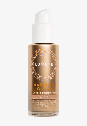 Fond de teint fluide Lumene Natural Glow en teinte 4 Tan, avec un éclat amélioré, une couverture modulable et un SPF 20 dans un flacon pompe.