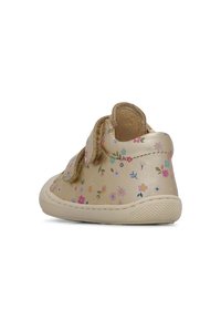 Chaussures en cuir doré avec un motif floral, texture douce, brides velcro et une robuste semelle en caoutchouc blanche. Convient aux nourrissons ou aux tout-petits.