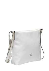 Bolso bandolera blanco texturizado con correa ajustable y herrajes plateados. Presenta un diseño sencillo y un logotipo prominente en la parte frontal.